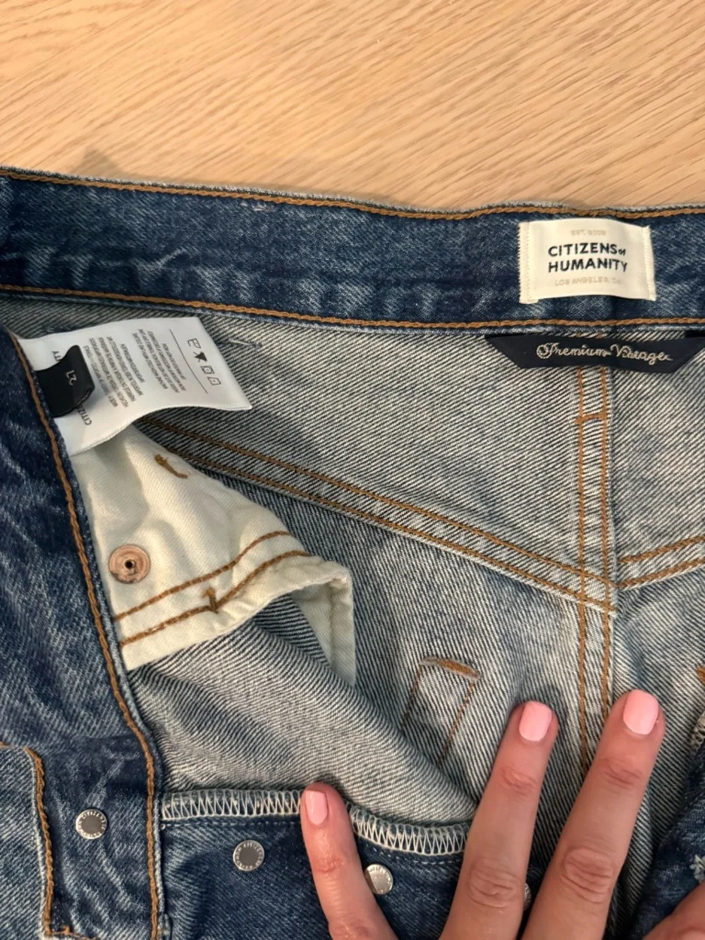 Citizens Of Humanity Beverly Wide-Leg Jeans in Indigo Blue - Picture 5 of 6